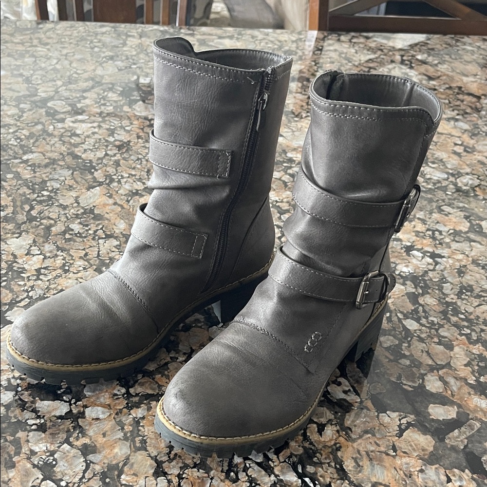 Global Win Dark Gray short Boots size 8.5